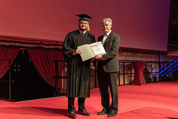 Electrical engineering and information technology student Andreas Federl (l.) and Head of Human Resources Manfred Huber (r.) at the presentation of the Manfred Zollner Award.