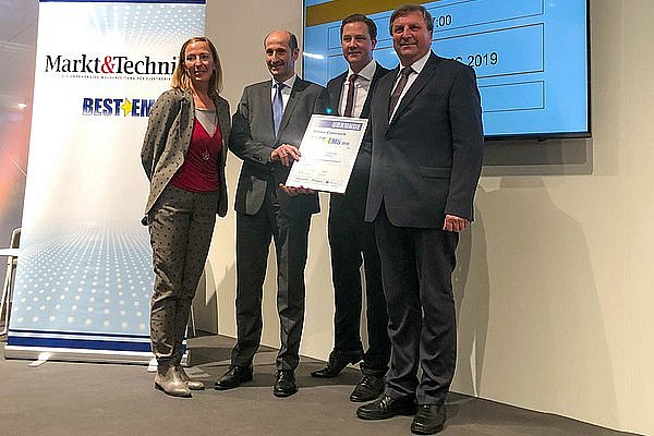 Four people at the presentation of certificates at the BestEMS election, including board member of Zollner Elektronik AG Markus Aschenbrenner and chairman of the board of BestEMS sponsor WDI and board member Johann Weber. 
