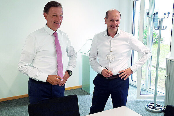 Dietmar Siemssen, CEO of Gerresheimer AG and Markus Aschenbrenner, member of the Management Board of Zollner Elektronik Ag stand together at the signing of the contract.