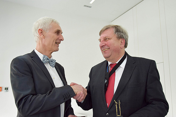 Dr. Hans Bell (l) und Vorstandsmitglied Johann Weber (r)