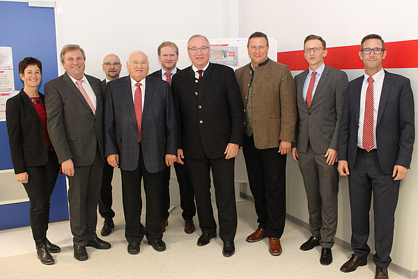 Nine people on the tour of the new clean rooms at the Neukirchen plant by the district administrator of Cham