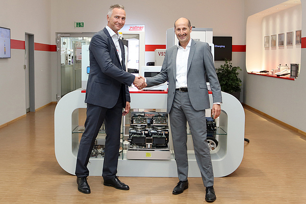 Jörgen Jost auf der Stroth, Vice President Supply Chain & Procurement at Pricer AB and Markus Aschenbrenner, Member of the Board at Zollner, seal the cooperation with a handshake.