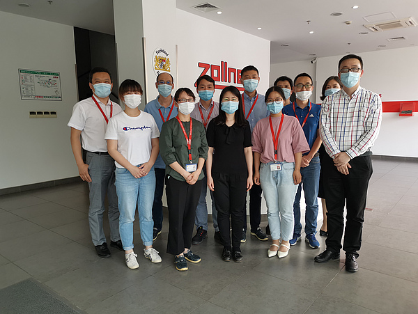 The original date was cancelled due to the Covid 19 pandemic, but with Maske the EN 9100 audit was made up for: DEKRA auditor Echo Chen (center) certified the Zollner colleagues in Taicang as having very good quality management.