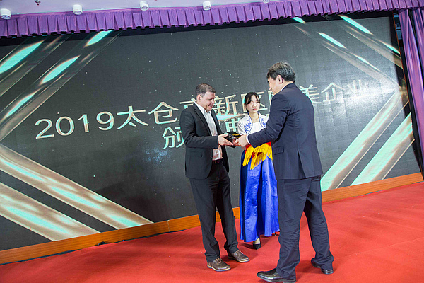 Three people at the award ceremony for rapid growth in the high-tech sector